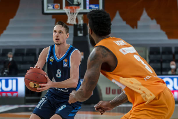 纳中卫雅库 纳中卫雅库