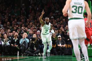 在泳池内表 在泳池内表